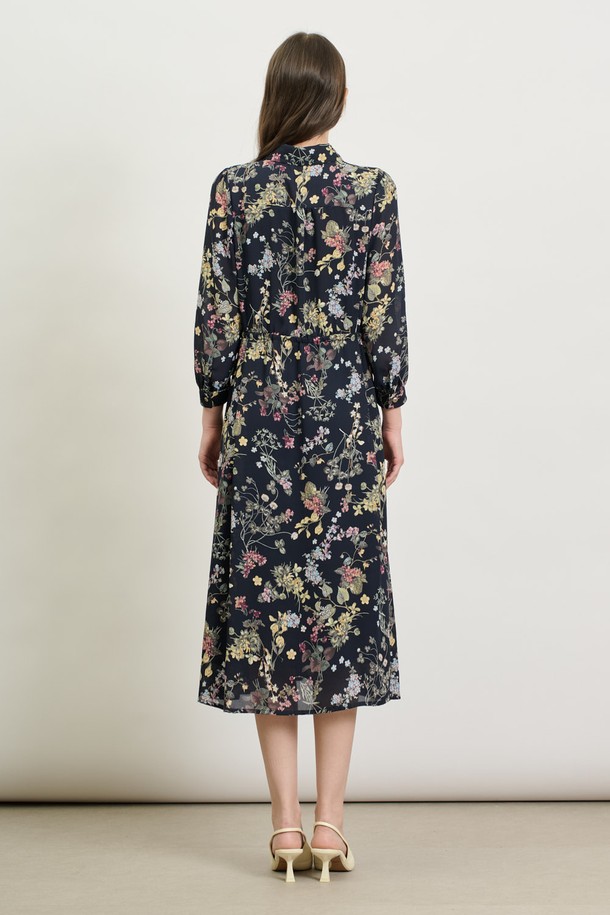 [25SP] 플로럴 프린트 원피스는 네이비 색상의 폴리에스터 소재로 제작되었으며, 봄에 어울리는 우아하고 엘레강스한 무드를 선사합니다. 허리 벨트와 소매 단추 디테일이 돋보이며, 부드럽게 퍼지는 실루엣과 슬림핏으로 여성스러운 매력을 더합니다. 플라워 패턴이 돋보이는 긴소매 플로럴 프린트 원피스로, 부드러운 촉감과 폴리에스터 안감으로 일상에서 편안하게 착용할 수 있습니다.
