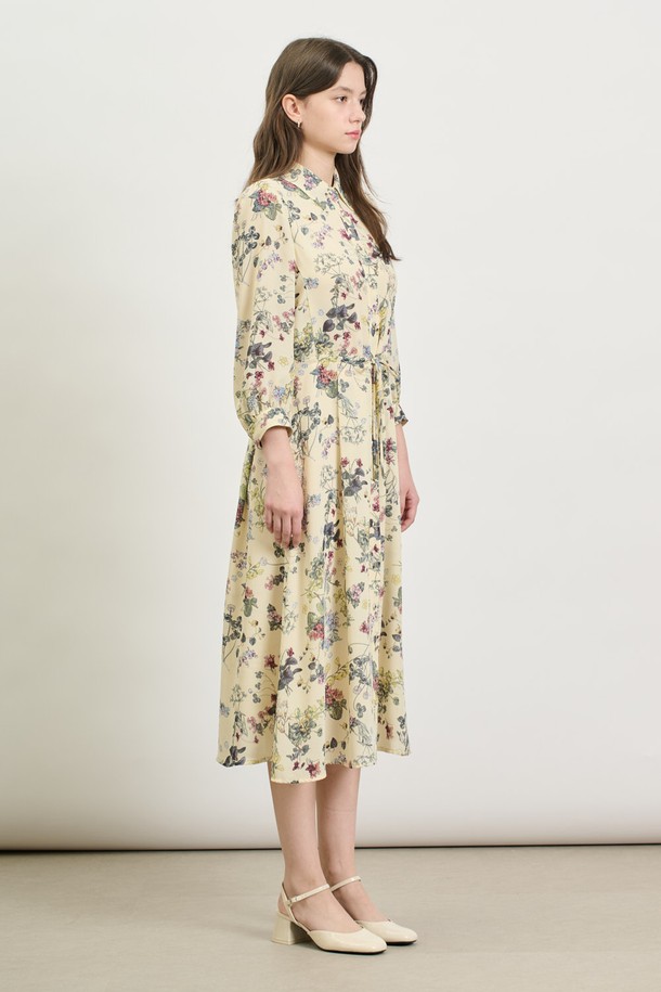 [25SP] 플로럴 프린트 원피스는 부드러운 폴리에스터 소재의 플로럴 원피스로, CREAM과 NAVY 색상으로 제공됩니다. 슬림핏 디자인에 벨트로 허리 조절이 가능하며, 긴소매와 소매 단추 디테일, 안감까지 갖춰 우아하고 로맨틱한 무드를 연출합니다. 봄 시즌 일상 또는 데이트룩으로 제격입니다.
