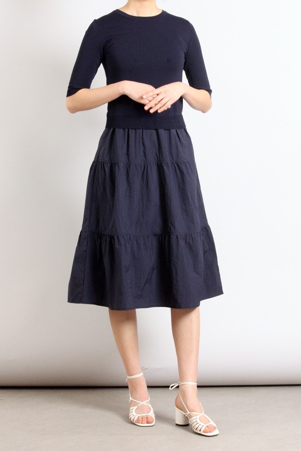 네이비 컬러의 여성용 반소매 스커트 세트 원피스입니다. 봄, 여름 시즌에 어울리는 얇은 두께의 캐주얼 스타일로, 라운드넥과 루즈핏 A라인 실루엣이 편안한 착용감을 선사합니다. 티어드 치마 타입에 무지 패턴으로 디자인되었으며, 실용적인 포켓 디테일을 더했습니다.
