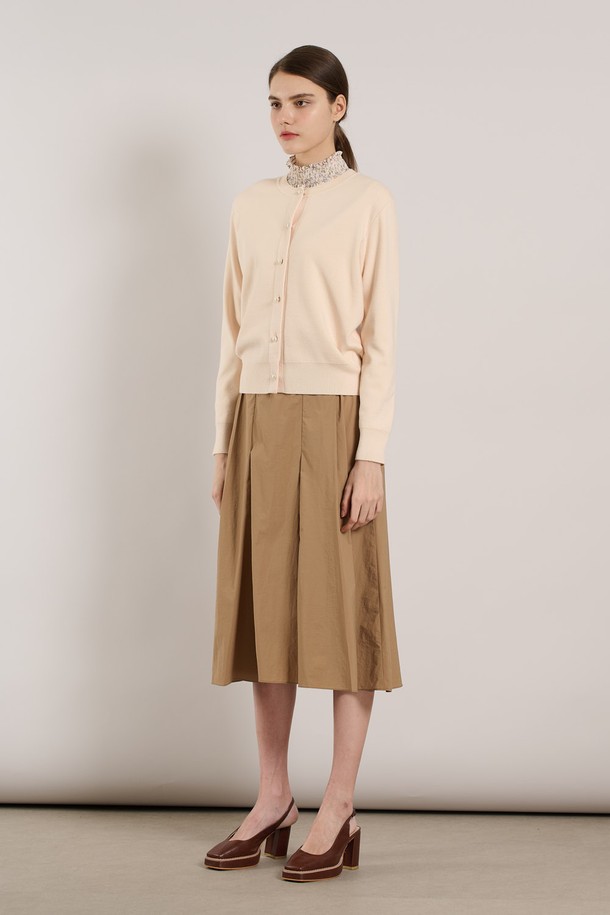 [25SS] 진주버튼 가디건은 부드러운 레이온, 폴리에스터, 나일론 혼방 소재로 제작되었으며, 라이트 베이지와 M VIOLET 색상으로 만나보실 수 있습니다. 우아하고 여성스러운 무드를 연출하는 이 가디건은 라운드넥 디자인에 진주 버튼 디테일을 더해 세련미를 강조했으며, 신축성이 뛰어나 편안한 착용감을 제공합니다. 밀도 있는 짜임과 아우터 및 탑 겸용으로 활용 가능한 디자인으로, 봄 시즌 데일리룩에 스타일을 더해보세요.
