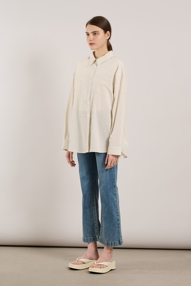 [25SS] 스트라이프 블라우스는 옐로우 색상의 은은한 스트라이프 패턴이 돋보이는 여성용 긴소매 블라우스입니다. 면과 폴리에스터 혼방 소재로 부드러운 촉감을 제공하며, 루즈핏 디자인으로 편안하게 착용 가능하고 힙선 기장으로 다양한 코디에 활용하기 좋습니다. 앞단작 단추 여밈 방식과 칼라 네크라인 디자인이 특징이며, 베이직한 스타일로 일상에서 부담 없이 즐겨 입을 수 있습니다.
