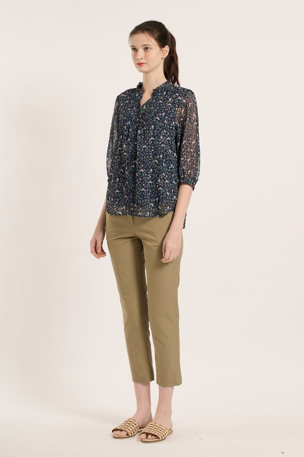 [25SM] 플로럴 프릴 블라우스는 네이비 색상의 시폰 소재로 제작된 여성용 블라우스입니다. 플라워 패턴과 프릴 디테일이 돋보이며, 7부 소매의 라운드넥 디자인으로 우아하고 클래식한 무드를 연출합니다. 얇고 부드러운 촉감으로 봄, 여름철 일상복으로 적합하며, 시스루 소재와 버튼 디테일이 더해져 여성스러운 매력을 더합니다.
