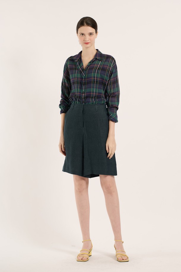 [25SU] 린넨 백 밴딩 쇼츠는 린넨 소재로 제작되어 시원하고 부드러운 착용감을 선사하며, 은은한 광택과 자연스러운 주름이 멋스러운 숏 기장의 여성용 루즈핏 밴딩 쇼츠입니다. 다크 그린 색상의 이 린넨 밴딩 쇼츠는 밴딩 디테일로 편안함을 더하고, 베이직하면서도 캐주얼한 스타일로 일상에서 활용하기 좋습니다. 얇은 두께로 봄, 여름 시즌에 적합합니다.
