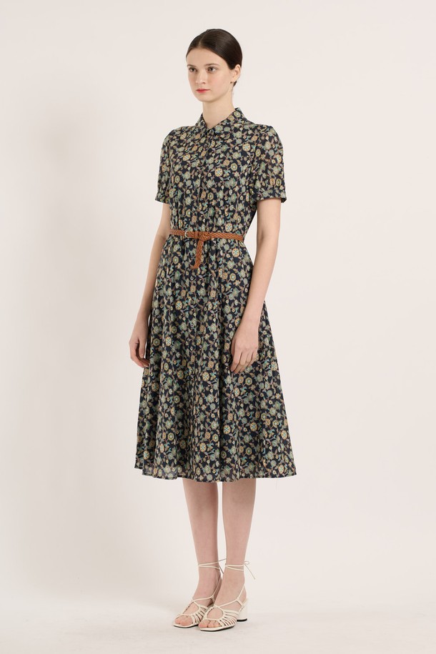 네이비 컬러의 [25SM] 프린트 벨티드 원피스는 봄, 여름 시즌에 어울리는 여성 의류입니다. 얇은 두께감의 플레어 A라인 실루엣으로, 셔츠 칼라와 반소매 디자인이 특징이며 플라워 패턴이 클래식하고 페미닌한 무드를 연출합니다. 허리 라인을 잡아주는 벨트가 포함되어 있어 더욱 세련된 핏을 완성합니다.
