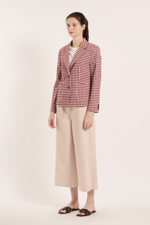 [25SM] 체크 싱글 자켓은 다크 레드 색상의 여성용 아우터로, 봄, 가을에 어울리는 베이직하고 클래식한 무드의 싱글 자켓입니다. 면, 폴리에스터, 폴리우레탄 혼방 소재로 제작되었으며 얇은 두께감과 슬림핏으로 깔끔한 실루엣을 연출하고, 단정한 라펠과 소매 부분의 디테일이 돋보입니다. 체크 패턴이 특징이며, 싱글 버튼 여밈 방식과 폴리에스터 안감을 사용했습니다.
