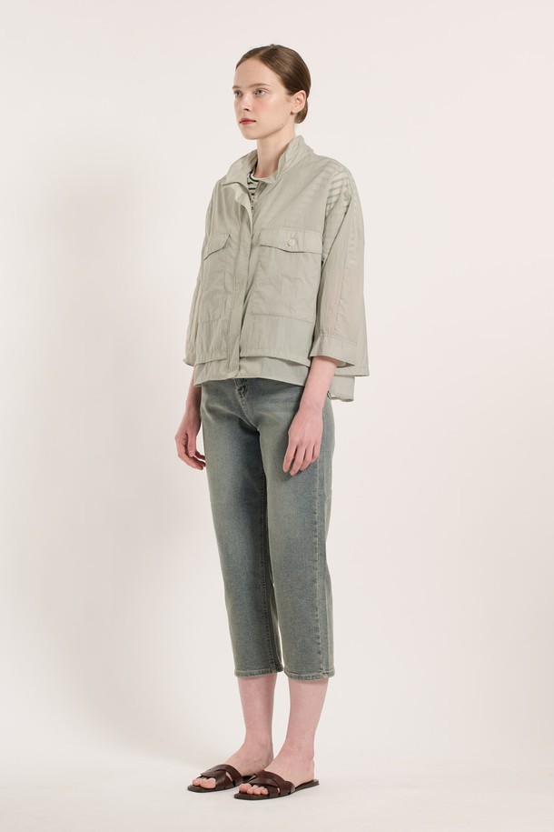 [25SU] 하이넥 투 포켓 점퍼는 가볍고 부드러운 나일론, 폴리에스터, 면 혼방 소재로 제작된 여성용 여름 아우터입니다. 루즈핏 디자인에 하이넥과 투 포켓 디테일을 더해 미니멀하면서도 모던한 스타일을 연출하며, 일상과 여행에서 편안하게 착용하기 좋습니다. 얇은 두께감으로 여름에도 부담 없이 즐길 수 있고, 라이트 그레이 색상이 돋보입니다.
