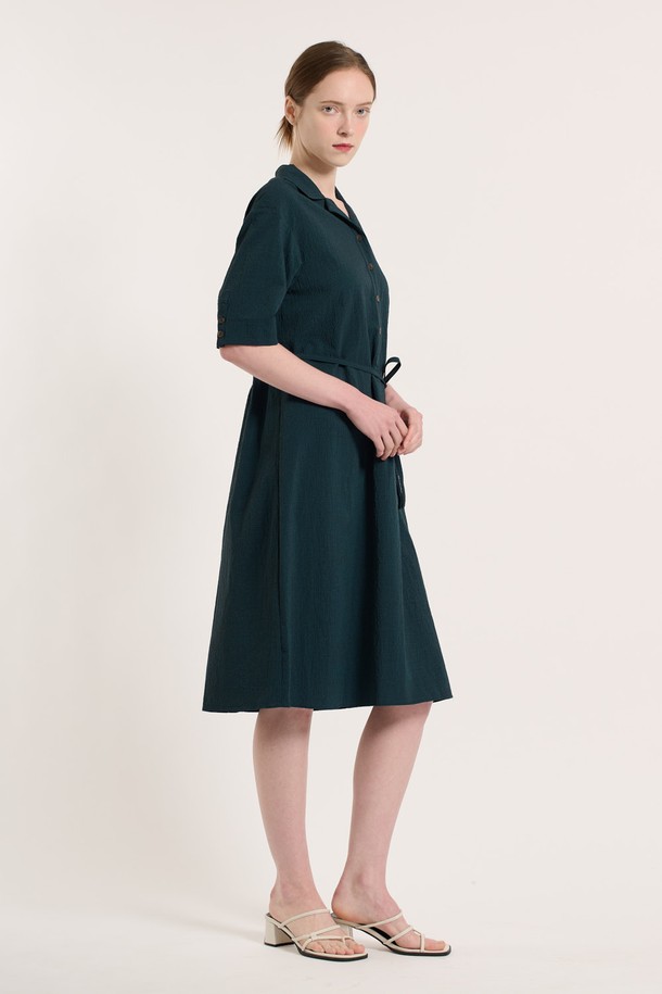 [25SU] 체크 패턴 벨티드 반소매 원피스는 다크 그린 색상의 체크 패턴이 돋보이는 여성용 원피스입니다. 나일론, 폴리에스터, 폴리우레탄, 면 혼방 소재로 제작되었으며, 탈부착 가능한 벨트와 소매 비조 장식, 인 포켓, 버튼 디테일이 특징입니다. 슬림핏 디자인으로 우아하고 클래식한 무드를 연출하며, 오피스룩이나 일상복으로 활용하기 좋은 여름 시즌 아이템입니다.
