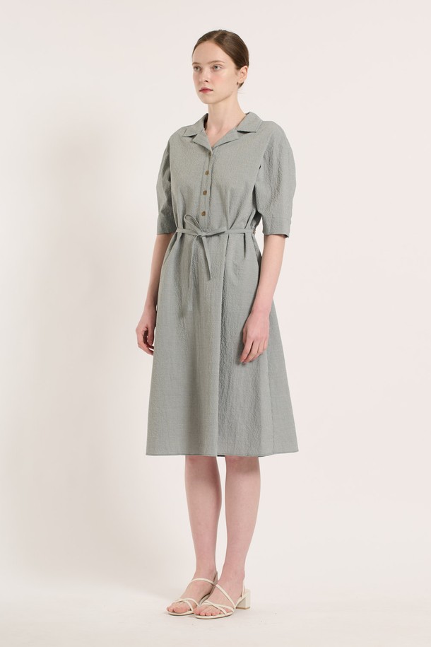 [25SU] 체크 패턴 벨티드 반소매 원피스는 가볍고 부드러운 소재로 제작되어 편안한 착용감을 선사하며, 라이트 그레이 색상에 우아하고 클래식한 체크 패턴이 돋보입니다. A라인 치마핏과 벨트 허리선 디자인으로 여성스러운 실루엣을 연출하며, 칼라 네크라인과 버튼 디테일이 더해져 고급스러운 분위기를 자아냅니다. 일상 생활에서 세련된 스타일을 완성할 수 있는 여름 시즌 여성용 반소매 원피스입니다.
