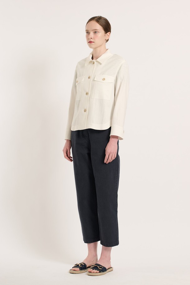 [25SU] 투 포켓 패치 자켓은 화이트 색상의 여성용 여름 자켓으로, 클래식하고 세련된 무드를 연출합니다. 무지 패턴의 레귤러 핏 디자인에 폴리에스터, 면, 마, 폴리우레탄 혼방 소재를 사용하여 얇고 계절에 구애받지 않는 착용감을 선사하며, 투 포켓 패치 디테일과 버튼 여밈 방식으로 단정함을 더했습니다. 긴소매 디자인으로 일상에서 활용하기 좋습니다.
