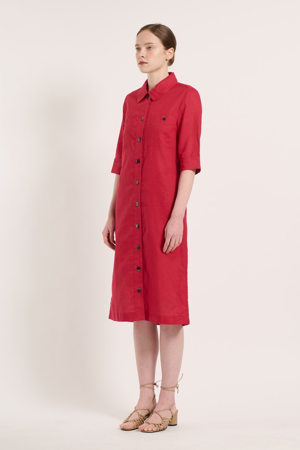 [25SU] 린넨 블렌드 원피스 - DARK RED는 여름철 데일리 또는 특별한 날에 어울리는 여성용 원피스입니다. 다크 레드 색상의 무지 패턴으로, 마와 면 혼방 소재로 제작되어 부드러운 촉감을 제공하며, 슬림핏과 7부 소매, 곡선형 칼라 디자인이 특징입니다. 면과 폴리에스터 안감, 버튼, 허리 절개선, 포켓 디테일이 더해진 클래식 스타일의 린넨 블렌드 원피스입니다.
