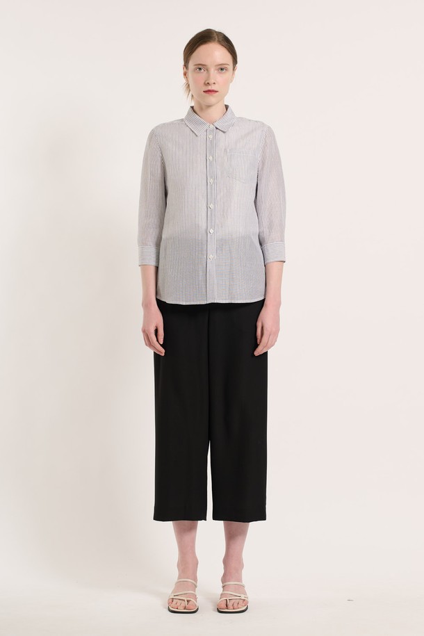 [25SU] 포켓 패치 스트라이프 셔츠는 여름철 일상에서 편안하게 입을 수 있는 여성용 긴소매 셔츠입니다. 가볍고 통기성이 좋은 마, 레이온, 면 혼방 소재로 제작되었으며, 산뜻한 라이트 블루 색상의 스트라이프 패턴이 돋보입니다. 실용적인 포켓 디테일과 자연스러운 레귤러 핏 실루엣으로 다양한 스타일 연출이 가능합니다.
