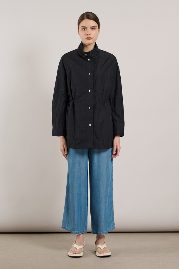 [25SU] 하이넥 사파리형 점퍼는 다크 네이비 색상의 여성용 간절기 아우터입니다. 면, 나일론 혼방 소재로 부드러운 촉감을 제공하며, 하이넥 디자인과 허리라인 스트링 디테일로 여성스러운 실루엣을 연출합니다. 가벼운 소재감의 레귤러 핏 점퍼로, 데일리 및 캐주얼 스타일로 활용하기 좋습니다.
