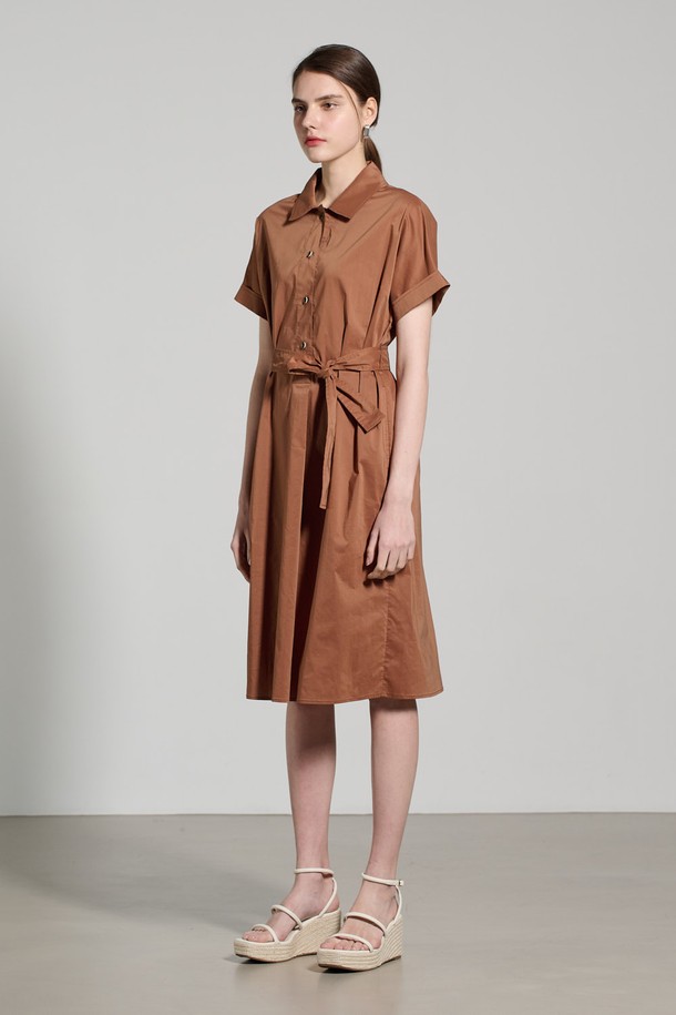 [25SU] 스탠카라 튜닉 원피스 - BRICK A5M3O67127은 면 70%와 폴리에스터 30% 혼방 소재로 제작된 여성용 여름 원피스입니다. 브릭 색상의 스탠드칼라 디자인과 허리 벨트, 버튼 디테일이 돋보이며, 편안한 핏과 살짝 드롭되는 반소매 디자인이 세련된 무드를 연출합니다. 데일리룩으로 활용하기 좋은 무지 패턴의 튜닉 스타일 원피스입니다.
