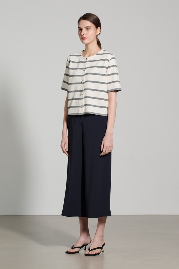 [25SU] 모던 스트라이프 가디건은 깔끔한 아이보리 톤과 조직감 있는 편직이 돋보이는 여성용 반소매 니트입니다. 부드러운 면, 폴리에스터, 나일론 혼방 소재로 제작되어 촉감이 좋으며, 박시한 핏으로 여유로운 실루엣을 연출합니다. 라운드넥 디자인에 스트라이프 패턴이 더해져 모던한 무드를 자아내며, 다양한 이너와 레이어링하여 일상에서 활용하기 좋습니다.
