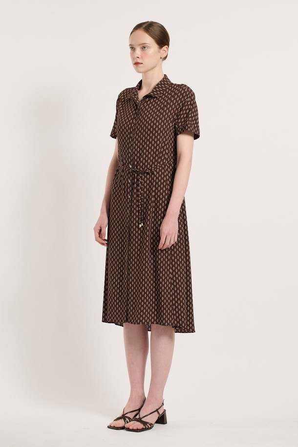 에스닉 프린팅이 돋보이는 [25SU] 에스닉 프린팅 벨티드 원피스 - BROWN B5M5O69074는 여성스러운 무드를 연출하며, 부드럽게 떨어지는 실루엣이 특징입니다. 폴리에스터 소재로 제작되어 부드러운 촉감을 자랑하며, 에스닉 패턴과 프린팅이 조화롭게 어우러져 세련된 스타일을 완성합니다. 벨트 디테일과 카라 디자인이 더해진 반소매 레귤러핏 원피스로, 일상에서 편안하면서도 돋보이는 룩을 연출할 수 있습니다.
