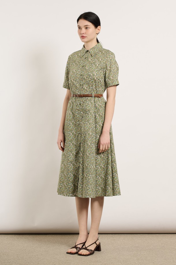 [25SU] 페이즐리 패턴 원피스는 부드러운 면 소재와 허리 벨트, 고급스러운 버튼 디테일이 돋보이는 여성용 서스펜더 원피스입니다. 카키 색상의 페이즐리 패턴이 세련된 무드를 더하며, 슬림한 핏으로 다양한 체형에 잘 어울립니다. 통기성이 뛰어나 여름철 데일리룩은 물론 특별한 날에도 편안하게 착용할 수 있습니다.
