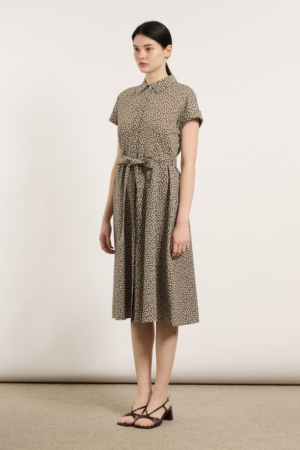 [25SU] 스몰 플라워 프린팅 원피스는 브라운 또는 네이비 컬러의 면 소재로 제작되어 여름철 데일리룩에 적합합니다. A라인 실루엣과 플라워 패턴이 우아하면서도 캐주얼한 분위기를 연출하며, 허리 리본 디테일과 독특한 소매 디자인으로 포인트를 더했습니다. 활동성을 높인 디자인으로 편안하게 착용할 수 있는 반소매 원피스입니다.
