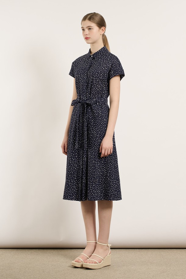 [25SU] 스몰 플라워 프린팅 원피스는 네이비 색상의 잔잔한 플라워 패턴이 돋보이는 여성용 여름 원피스입니다. 면 소재로 얇고 부드러운 촉감을 자랑하며, 셔츠칼라와 반소매 디자인으로 우아하고 클래식한 무드를 연출합니다. 허리 라인을 강조하는 디자인과 자연스럽게 퍼지는 A라인 실루엣, 벨트 디테일까지 더해져 일상 또는 데이트룩으로 제격입니다.
