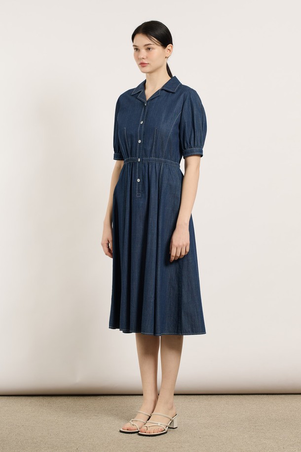 [25SU] 더블 카라 데님 원피스는 클래식하면서 캐주얼한 무드를 연출하며, 일상이나 모임에 활용하기 좋습니다. 인디고 컬러의 면 소재로 제작되었으며, 더블 카라와 버튼 다운 스타일이 특징입니다. 소매 절개 라인 및 허리 셔링 디테일, 우아한 핏이 돋보이는 반소매 여름 데님 원피스입니다.

