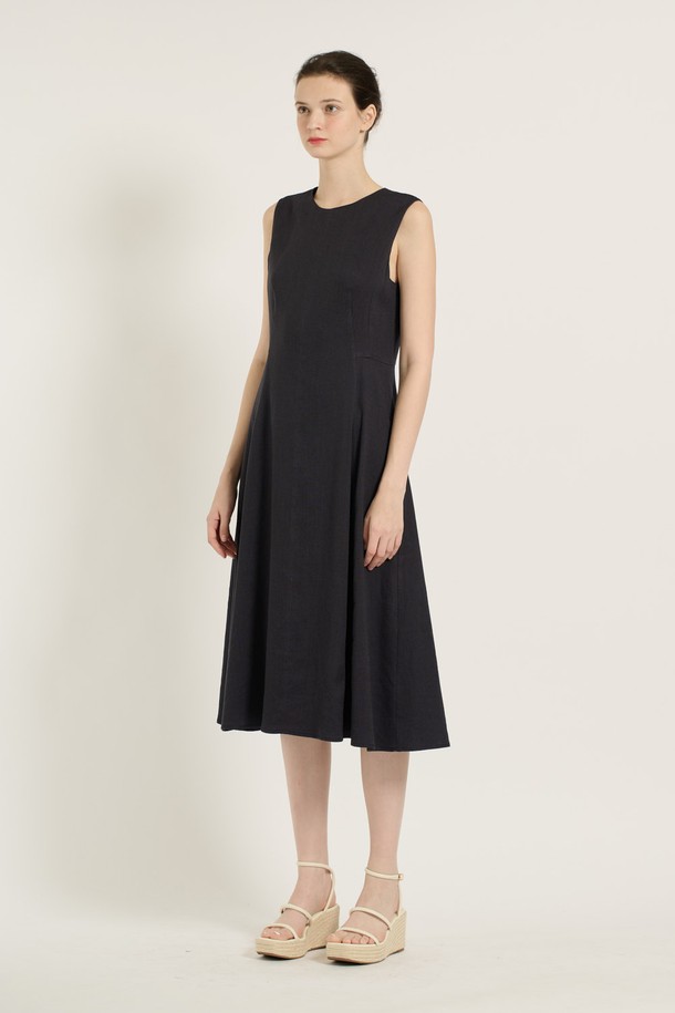 [25SU] 린넨 슬리브리스 원피스는 네이비 색상의 무지 패턴으로, 여름 시즌에 시원하게 착용하기 좋은 린넨 혼방 소재의 여성용 플레어 원피스입니다. 자연스러운 핏과 라운드넥 디자인이 특징이며, 통기성이 우수하고 안감이 있어 쾌적한 착용감을 제공합니다. 간결한 디자인과 깔끔한 실루엣으로 오피스룩은 물론 데이트룩, 브런치룩, 데일리룩 등 다양한 용도로 활용하기 좋습니다.
