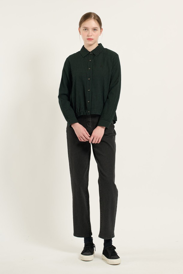 [24WT] 체크 스트링 블라우스는 여성용 블라우스로, 세련된 스타일을 연출합니다. 그린과 레드 두 가지 색상으로 출시되었으며, 겨울철 일상복으로 활용하기 좋습니다. 면과 모 혼방 소재로 제작되어 부드러운 촉감을 선사하며, 레귤러핏에 셔츠 칼라 디자인입니다. 허리 및 밑단 스트링 디테일로 핏 조절이 가능하여, 데이트룩, 겨울 데일리룩, 모임룩 등 다양한 TPO에 활용할 수 있습니다. 클래식, 미니멀, 로맨틱 스타일을 즐겨 입는 분들께 추천합니다.
