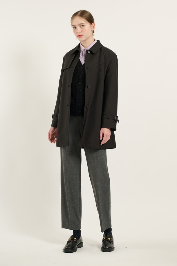 [24WT] 벨티드 라이너 트렌치 코트 - BLACK B4D9N70199는 여성용 트렌치 코트로, 가을, 겨울, 초봄에 착용하기 좋습니다. 블랙과 다크베이지 두 가지 색상으로 출시되었으며, 미디엄 기장의 레귤러핏으로 클래식하고 미니멀한 스타일을 연출합니다. 버튼과 벨트 여밈 방식에, 벨트 디테일과 소매 버클 디테일이 더해져 세련된 느낌을 줍니다. 안감에는 내부 라이너가 부착되어 실용적인 보온성을 제공하며, 출근룩, 오피스룩, 겨울 데일리룩에 모두 잘 어울립니다.
