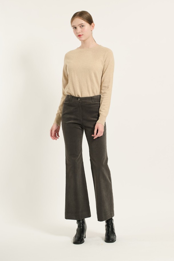 [24WT] 코듀로이 부츠컷 팬츠 - DARK GRAY B4D9P30217는 부드러운 촉감과 은은한 광택감이 돋보이는 여성용 코듀로이 부츠컷 팬츠입니다. 다크 그레이 컬러, 하이웨스트 핏으로 데일리 및 캐주얼 룩에 활용하기 좋으며, 다리가 길어 보이는 실루엣을 연출합니다. 면, 폴리우레탄, 코듀로이 혼방 소재로 제작되었으며, 허리를 단단하게 잡아주는 착용감을 선사하여 겨울철 따뜻하고 스타일리시하게 연출할 수 있습니다.
