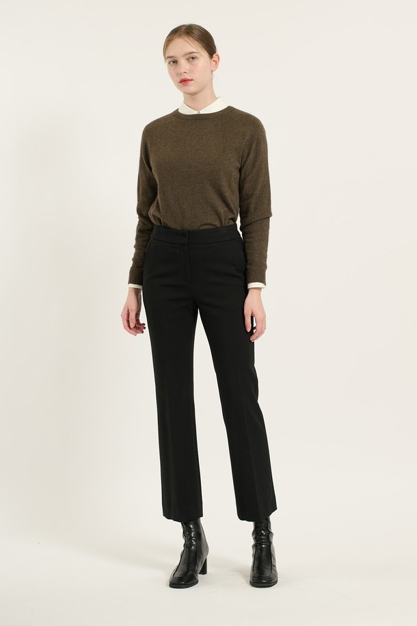 **[24WT] 스판 부츠컷 팬츠 - BLACK B4D9P37199**는 여성 고객을 위한 겨울철 필수 아이템입니다. 시크하고 클래식한 스타일을 연출하며, 일상, 오피스룩, 모임룩 등 다양한 TPO에 활용 가능합니다. 블랙과 M 그레이 두 가지 색상으로 만나볼 수 있으며, 다리를 길고 슬림하게 연출해 주는 부츠컷 핏이 특징입니다. 폴리우레탄과 레이온 혼방 소재로 제작되어 유연한 촉감과 뛰어난 활동성을 제공하며, 내구성과 형태 유지력 또한 우수합니다.
