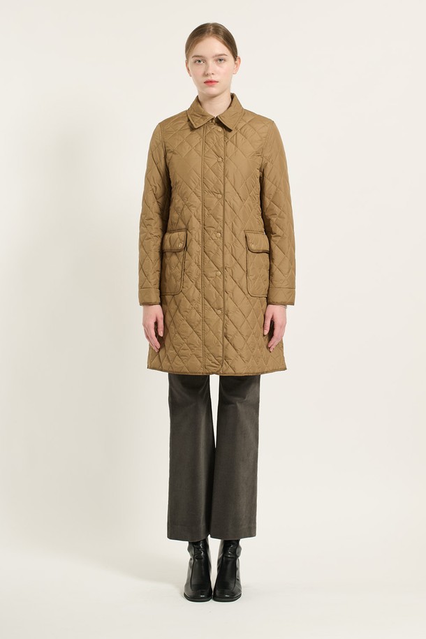 [24WT] 클래식 롱 퀼팅 - 브라운 B4D9R15274는 여성용 아우터로, 가을과 겨울에 어울리는 퀼팅 점퍼입니다. 베이직하고 클래식한 스타일의 슬림핏 롱 기장으로, 브라운 컬러가 돋보입니다. 부드러운 폴리에스터 소재에 두꺼운 두께감으로 포근함을 더하고, 단추 여밈 방식과 긴 소매 디자인으로 보온성을 높였습니다. 일상과 산책룩에 모두 잘 어울리며, 포켓 디테일과 가벼운 착용감, 풍성한 볼륨감을 갖춘 실용적인 아이템입니다.
