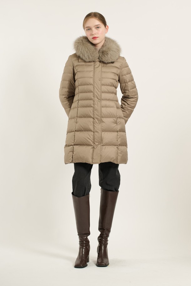 [24WT] 폭스퍼 카라 구스 다운은 부드러운 촉감의 폴리에스터, 모, 나일론, 캐시미어, 천연모피 등 다양한 소재로 제작된 여성용 구스다운입니다. 겨울철 데일리룩을 위한 모던하고 우아한 스타일을 연출하며, 롱 기장의 레귤러핏으로 편안하게 착용할 수 있습니다. 베이지 및 다크그레이 컬러로 출시되었으며, 무지 패턴에 버튼 여밈 방식입니다. 풍성한 폭스퍼 카라 디자인과 구스다운 충전재, 양쪽 포켓으로 보온성을 높였으며 가벼운 착용감을 선사합니다.
