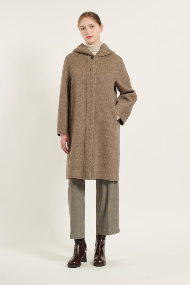 따뜻하고 세련된 겨울 데일리룩을 완성해 줄 [24WT] 후드 롱 코트입니다. 부드러운 울, 캐시미어, 폴리에스테르 혼방 소재로 제작되어 포근한 착용감을 선사하며, 롱 기장과 루즈핏으로 편안하면서도 우아한 스타일을 연출합니다. M BROWN 컬러는 고급스러운 분위기를 더하고, 깨끗하게 떨어지는 라인과 스타일리시한 소매 디테일, 실용적인 포켓으로 실용성을 높였습니다. 클래식하면서도 미니멀한 디자인으로 다양한 룩에 매치하기 용이하며, 추운 날씨에도 따뜻하고 세련된 스타일을 유지할 수 있습니다.
