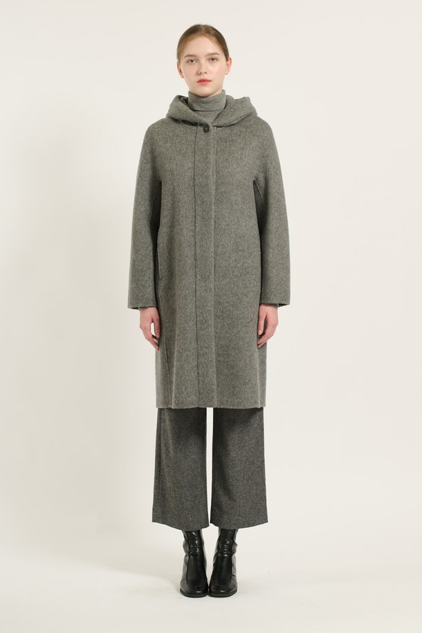 세련된 무드의 여성용 후드 롱 코트입니다. M GRAY(M 그레이), M BROWN(M 브라운) 두 가지 색상으로 출시되었으며, 가을, 겨울에 활용하기 좋습니다. 부드러운 촉감의 모, 캐시미어, 폴리에스터 혼방 소재로 제작되어, 매끄러운 핏과 두꺼운 두께로 뛰어난 보온성을 자랑합니다. 히든 버튼 여밈 방식과 후드 디테일이 특징이며, 도시적인 스타일과 미니멀, 시크한 무드를 연출합니다. 겨울 데일리룩, 모임룩, 출근룩 등 다양한 TPO에 활용해보세요.
