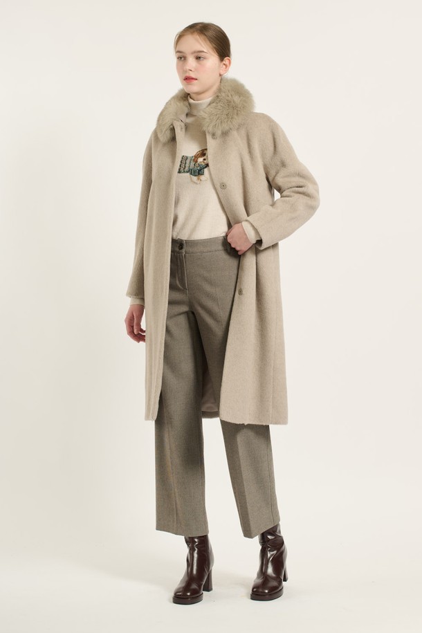 [24WT] 돌먼 라마 롱 코트 - LIGHT BEIGE (B4DAH83471)는 겨울철 우아하고 세련된 스타일을 연출하는 여성용 코트입니다. 부드러운 라마, 모, 폴리에스터 혼방 소재로 제작되어 포근하고 고급스러운 촉감을 선사합니다. 루즈핏 돌먼 스타일로 편안한 착용감을 제공하며, 볼륨감 있는 슬리브와 은은한 광택이 특징입니다. 클래식하고 미니멀한 디자인으로 다양한 룩에 활용하기 좋으며, 데이트룩, 모임룩, 겨울 데일리룩에 제격입니다. 천연모피(폭스) 배색 디테일이 돋보이는 롱 코트로, 버튼 여밈 방식으로 간편하게 착용할 수 있습니다. 안감은 폴리에스터 소재입니다.
