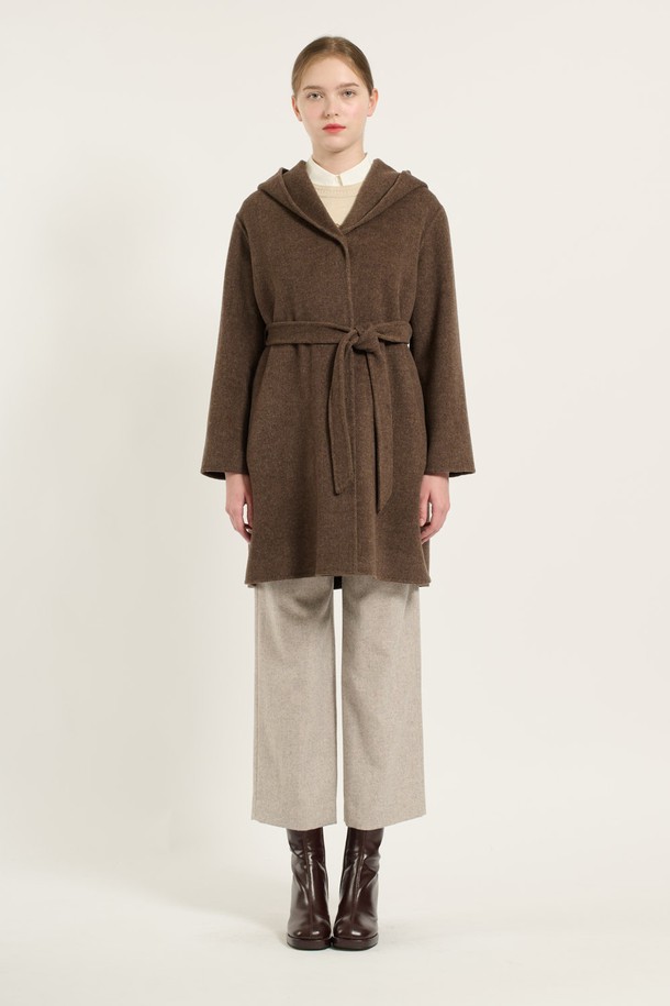 [24WT] 숄 후드 핸드메이드 코트 - M BROWN (B4DAH86379)는 겨울철 여성 데일리룩을 위한 아우터입니다. 브라운 및 그린 컬러로 출시되었으며, 캐주얼, 클래식, 미니멀 스타일을 연출할 수 있습니다. 롱 기장의 슬림핏 핸드메이드 코트로, 부드러운 촉감과 두꺼운 두께로 보온성을 높였습니다. 속 후드 디자인과 벨트 디테일이 돋보이며, 모, 폴리에스터, 캐시미어, 나일론, 면, 레이온, 아크릴 등 다양한 소재를 사용하여 제작되었습니다.
