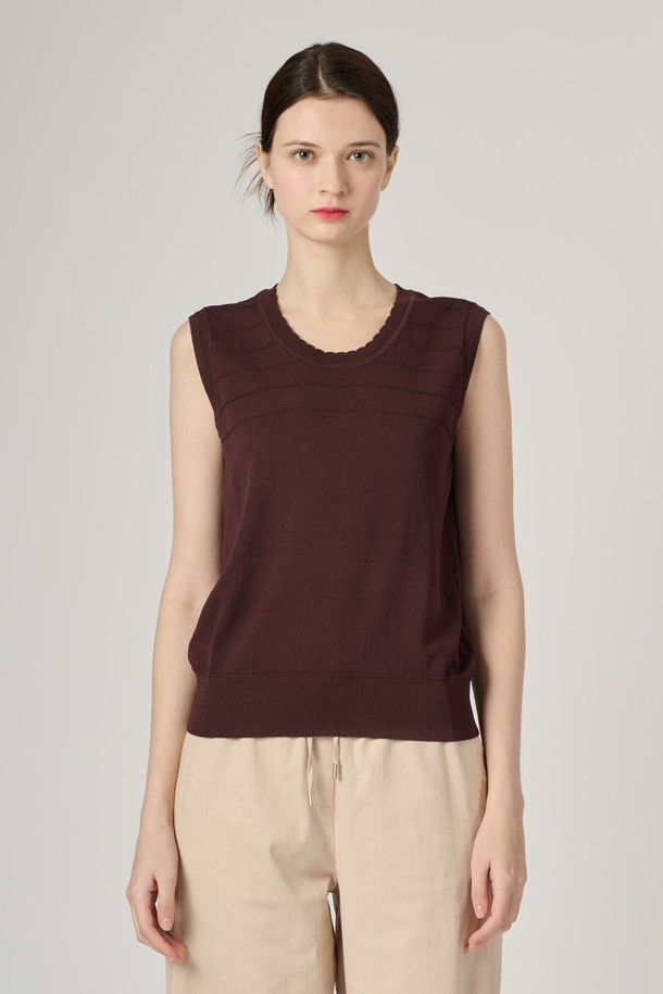 [24SU] 엠보 스트라이프 니트 슬리브리스는 다크 브라운 색상의 여성용 니트 슬리브리스로, 엠보 스트라이프 패턴이 돋보입니다. 레이온, 나일론 혼방 소재로 제작되어 부드러운 촉감을 자랑하며, 얇은 두께로 여름철 일상복으로 시원하게 착용 가능합니다. 라운드넥 디자인의 레귤러 핏으로 편안함을 더했으며, 셋업 연출이 가능합니다.
