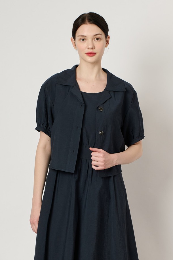 네이비 색상의 [24SU] 슬리브리스 원피스 & 블라우스 탑은 여성용으로, 레이온, 마, 면, 나일론, 폴리에스터 혼방 소재로 제작되어 여름철 일상복으로 적합합니다. 슬리브리스 원피스와 블라우스 세트로 구성되었으며, 허리 패널 봉제와 밑단 플레어 실루엣이 특징입니다. 우아한 무드의 무지 패턴 플레어 핏 원피스로, 안감이 있어 편안하게 착용할 수 있습니다.
