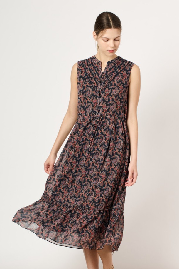 [24SU] 링클 페이즐리 프린트 원피스는 네이비 색상의 여성용 민소매 원피스입니다. 폴리에스터 소재로 제작되었으며, 링클 소재 특유의 시원한 착용감과 부드러운 촉감이 특징입니다. 브이넥 디자인에 프론트 핀턱 디테일과 밑단 플레어 디자인이 더해져 우아하고 페미닌한 무드를 연출하며, 페이즐리 프린트가 돋보이는 여름 일상복입니다.
