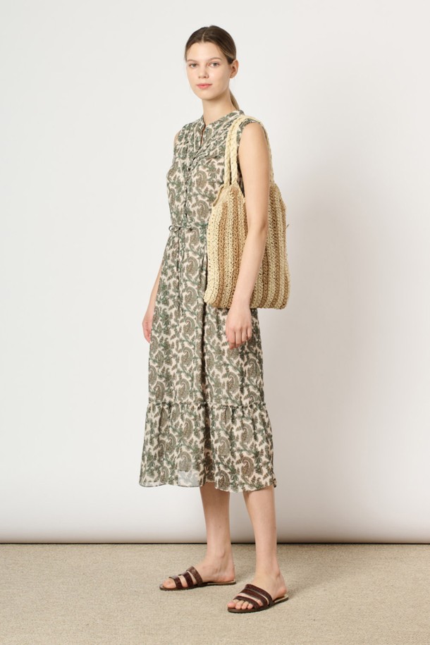 [24SU] 링클 페이즐리 프린트 원피스는 크림 색상의 폴리에스터 소재로 제작되었으며, 화려한 페이즐리 프린트가 돋보이는 여성용 민소매 원피스입니다. 부드러운 촉감과 얇은 두께로 여름철에도 시원하게 착용할 수 있으며, 플레어 실루엣과 프론트 핀턱 디테일이 더해져 우아하고 페미닌한 무드를 연출합니다. 라운드넥 디자인에 안감이 있어 편안하며, 자유로운 활동성을 보장하는 일상복으로 제격입니다.
