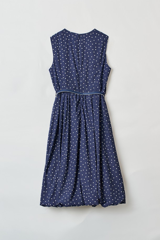 [24FA] 도트프린트 슬리브리스 원피스는 네이비 색상의 폴리에스터 소재로 제작되었으며, 우아한 무드를 연출합니다. 슬림한 상단 실루엣과 풍성한 볼륨감의 스커트가 특징이며, 도트 패턴이 돋보입니다. 벨트 옵션이 포함되어 있고, 안감은 2겹으로 되어있어 데일리룩은 물론 격식 있는 자리에도 잘 어울리는 슬리브리스 원피스입니다.
