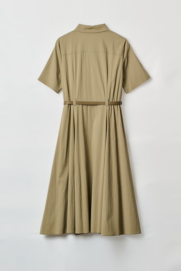 [24FA] 벨티드 핏앤플레어 원피스는 고급 소재를 사용하여 제작되었으며, 카키 색상의 우아하고 클래식한 무드를 선사합니다. 셔츠카라 디자인과 벨트 디테일이 돋보이며, 벨트는 조절이 가능하여 슬림한 상단 실루엣과 플레어 치마핏을 연출할 수 있습니다. 데일리룩은 물론 특별한 자리에도 잘 어울리는 봄, 가을 시즌 여성용 반소매 원피스입니다.
