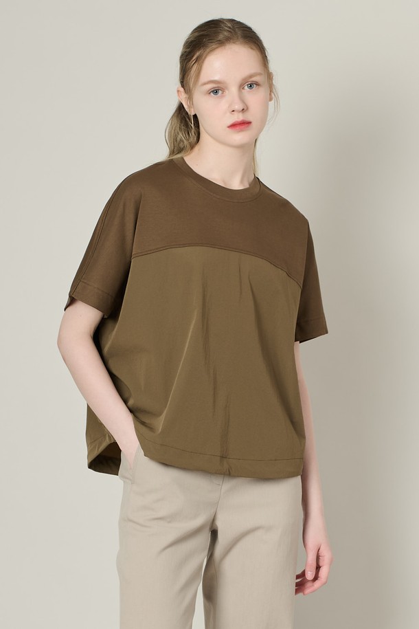 [24FA] 오버핏 텍스쳐 블록 돌먼 슬리브 티셔츠는 브라운 색상과 텍스처 패턴이 돋보이는 여성용 캐주얼 티셔츠입니다. 면, 나일론, 폴리우레탄 혼방 소재로 부드러운 촉감을 제공하며, 돌먼 소매와 오버핏 디자인으로 여유로운 실루엣과 체형 커버 효과를 선사합니다. 상단과 하단의 컬러 블록, 밑단 라운드 디자인과 드로우스트링 디테일이 특징입니다.
