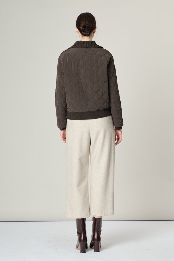 [24WT] 니트 카라 퀼팅 점퍼는 DARK BROWN과 LIGHT BEIGE 두 가지 색상으로 제공되며, 가을과 겨울에 따뜻하게 착용할 수 있는 여성용 아우터입니다. 부드러운 촉감의 폴리에스테르, 나일론, 울 혼방 소재에 퀼팅 패턴이 적용되어 캐주얼하면서도 베이직한 스타일을 연출합니다. 니트 카라 디자인, 사이드 포켓, 지퍼 클로징, 그리고 레귤러 핏으로 제작되어 편안한 착용감을 선사하며, 일상복으로 활용하기 좋습니다.
