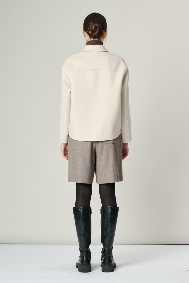 [24WT] 셔츠형 핸드메이드 재킷 - IVORY A4W9J10113는 여성용 아우터 자켓입니다. 아이보리 색상의 무지 패턴으로, 클래식하고 미니멀한 스타일을 연출합니다. 겨울철에 두꺼운 울 소재로 제작되어 부드러운 촉감을 선사하며, 크롭 기장과 셔츠 칼라, 버튼 여밈 방식, 포켓 디테일이 특징입니다. 레귤러핏으로 편안하게 착용 가능하며, 겨울 데일리룩, 오피스룩, 모임룩에 시크하게 매치할 수 있습니다.
