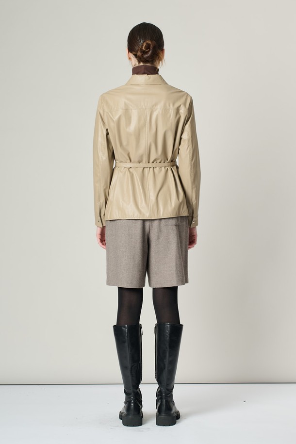 [24WT] 에코레더 벨티드 셔츠형 블라우스 - LIGHT BEIGE (라이트 베이지)는 모던하고 엘레강스한 스타일을 연출하는 여성 상의입니다. 봄, 가을에 착용하기 좋으며, 셔츠 칼라와 슬림핏 디자인이 특징입니다. 부드러운 촉감의 폴리우레탄, 폴리에스터 혼방 소재로 제작되었으며, 벨트 디테일과 투 포켓 디자인이 돋보입니다. 안감이 있어 편안하게 착용 가능하며, 스냅으로 여밈 방식을 제공합니다. 오피스룩, 출근룩, 모임룩 등 다양한 TPO에 클래식, 미니멀, 시크한 무드로 활용하기 좋습니다.
