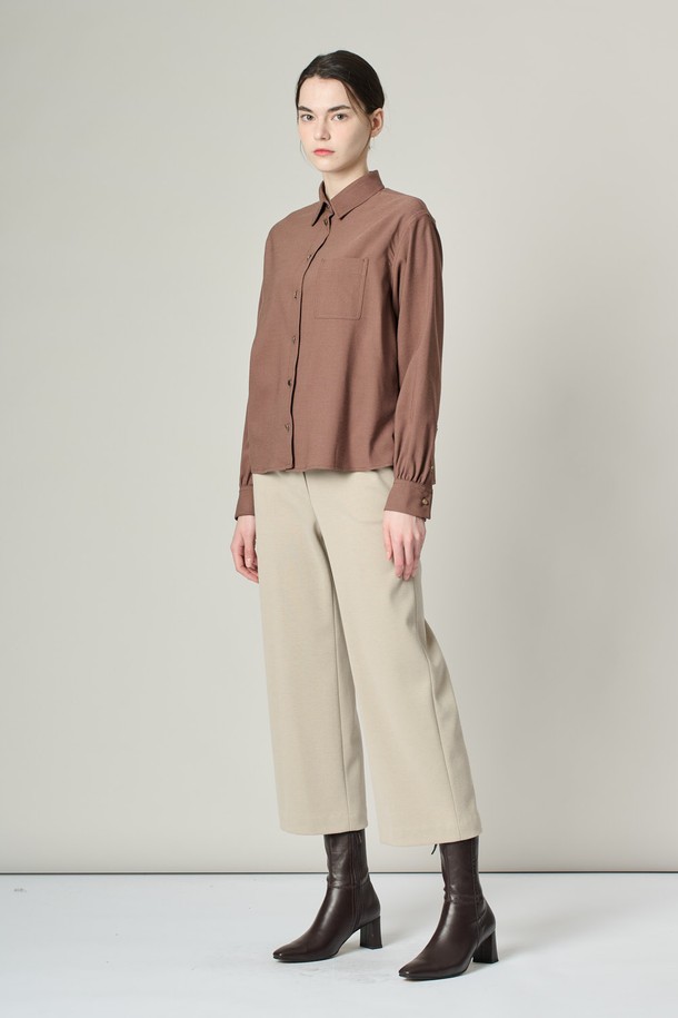 [24WT] 셔츠형 솔리드 브라우스 - 세피아 A4W9B40176는 여성용 셔츠형 솔리드 브라우스입니다. 가을, 겨울 시즌에 어울리는 미니멀하고 캐주얼한 스타일로, 차이나칼라와 긴 소매 기장이 특징입니다. 부드러운 촉감의 레이온, 폴리에스터, 울, 폴리우레탄, 면 혼방 소재로 제작되었으며, 레귤러핏으로 편안하게 착용 가능합니다. 세피아, 다크 그린 두 가지 색상으로 만나볼 수 있으며, 왼쪽 가슴 포켓과 앞면, 소매, 밑단 버튼 디테일로 포인트를 더했습니다. 출근룩, 오피스룩, 겨울 데일리룩 등 다양한 TPO에 활용할 수 있습니다.
