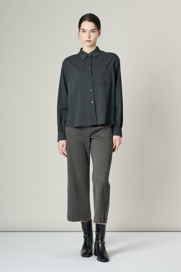 [24WT] 셔츠형 솔리드 브라우스 - 다크 그린은 베이직한 스타일의 여성 셔츠/블라우스입니다. 겨울철에 어울리는 긴 소매의 레귤러핏 셔츠로, 차이나칼라와 버튼다운 디자인이 특징입니다. 다크 그린 컬러의 무지 패턴으로, 일상, 출근룩, 오피스룩 등 다양한 TPO에 활용하기 좋습니다. 클래식, 미니멀, 캐주얼 스타일을 모두 소화할 수 있는 활용도 높은 아이템입니다.
