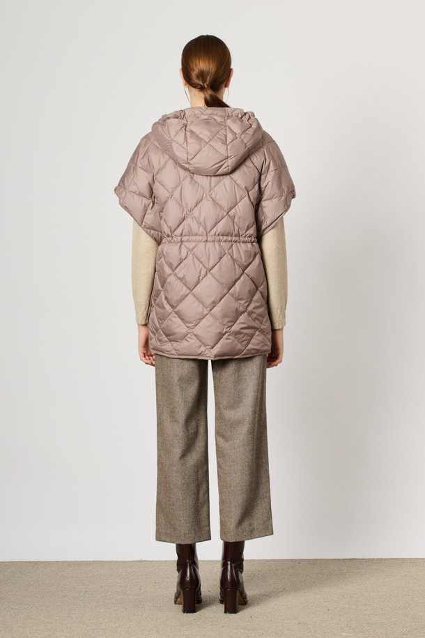 BCBG - 베스트 - [24WT] 퀼팅 케이프 구스 점퍼 - DARK BEIGE B4WAF51073