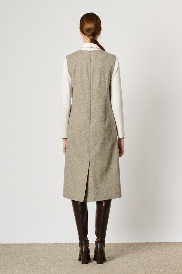 [24WT] 브이넥 점퍼형 원피스 - M GRAY B4WAO63516은 여성용으로, 겨울철 일상에서 우아하고 고급스러운 스타일을 연출할 수 있는 제품입니다. 모, 나일론, 폴리에스터, 레이온, 폴리우레탄 혼방 소재로 제작되어 두께감이 있고 부드러운 촉감을 자랑하며, 안감과 포켓 디테일이 더해져 실용성을 높였습니다. 무지 패턴의 A라인 루즈핏 점퍼형 원피스로, 브이넥 디자인과 긴소매가 특징이며 깔끔한 실루엣을 선사합니다.
