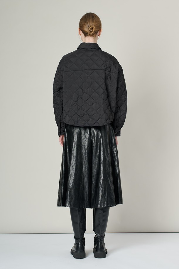 [25SS] 셔츠형 덕 재킷 - BLACK A5S1G87099는 여성용 아우터로, 봄 시즌에 착용하기 좋은 덕 재킷입니다. 블랙과 카멜 두 가지 색상으로 출시되었으며, 일상, 출근룩, 오피스룩, 모임룩 등 다양한 TPO에 매치하기 좋습니다. 퀼팅 패턴의 슬림핏 디자인으로 스마트하고 클래식한 스타일을 연출하며, 가볍고 부드러운 착용감을 선사합니다. 긴 소매에 버튼 여밈 방식이며, 오리 솜털 90%, 오리 깃털 10%의 충전재와 폴리에스터 안감으로 보온성을 더했습니다.
