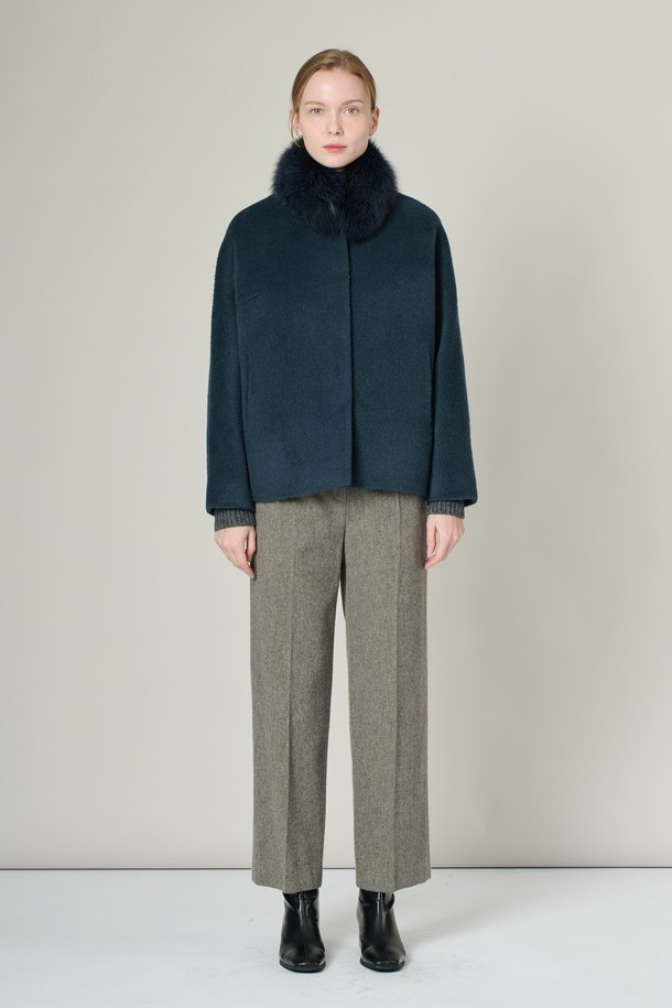 [24WT] 폭스퍼 카라 알파카 프렌드 재킷 - DARK BLUE A4WBH84154는 여성용 아우터 자켓입니다. 다크 블루 컬러의 무지 패턴으로 엘레강스하고 클래식한 스타일을 연출하며, 겨울 시즌에 적합합니다. 부드러운 촉감의 알파카 소재로 제작되었으며, 두꺼운 두께감과 긴 소매, 크롭 기장의 디자인이 특징입니다. 폭스퍼 카라 디테일이 고급스러움을 더하며, 버튼 여밈 방식으로 간편하게 착용할 수 있습니다. 데일리룩, 오피스룩, 모임룩 등 다양한 TPO에 클래식, 미니멀, 시크한 스타일을 완성해보세요.
